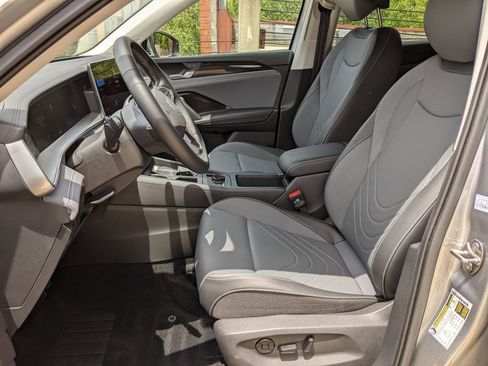 Certified 2025 Volkswagen Tiguan SE AWD/4WD image 11