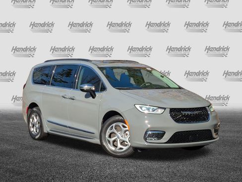 Used 2023 Chrysler Pacifica Limited image 2