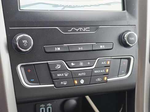 Used 2019 Ford Fusion SE FWD image 23