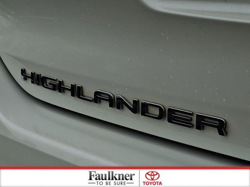 Certified 2021 Toyota Highlander XLE AWD/4WD image 33