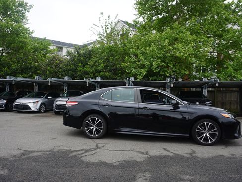 Used 2018 Toyota Camry SE FWD image 3