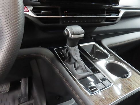 Used 2025 Toyota Sienna Platinum AWD/4WD image 61