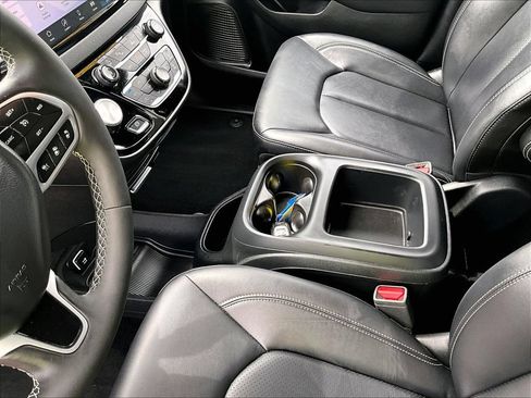 Used 2025 Chrysler Pacifica Select FWD image 21