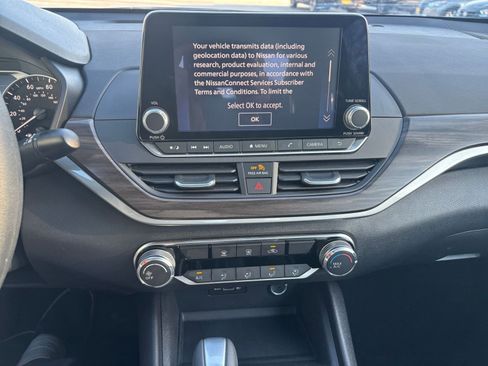 Used 2025 Nissan Altima 2.5 SV FWD image 17