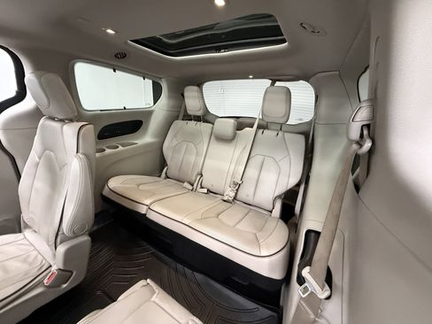 Used 2018 Chrysler Pacifica Limited w/ Tire & Wheel Group image 28