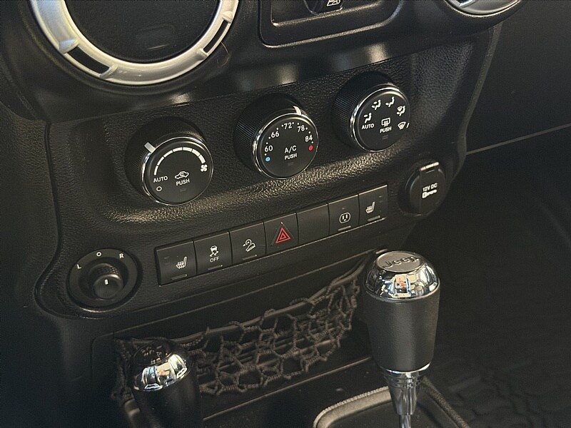 Used 2015 Jeep Wrangler Unlimited Rubicon w/ Connectivity Group AWD/4WD image 18