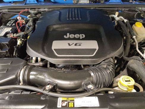 Used 2015 Jeep Wrangler Unlimited Sahara AWD/4WD image 30