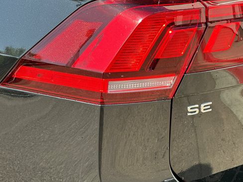 Used 2022 Volkswagen Tiguan SE w/ Panoramic Sunroof Package FWD image 27