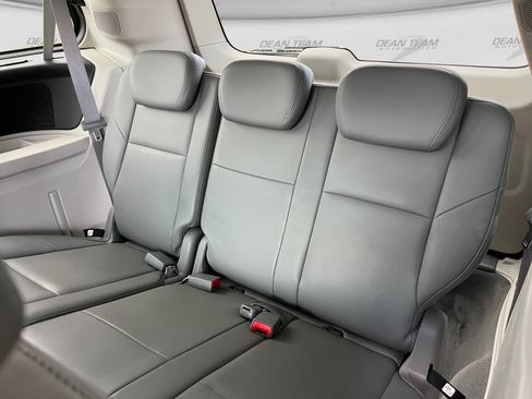 Used 2010 Volkswagen Routan SE FWD image 18