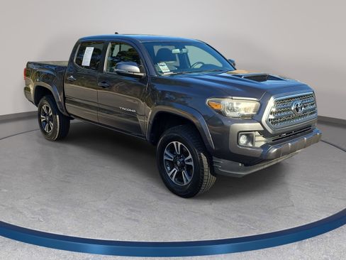 Used 2017 Toyota Tacoma TRD Sport image 3