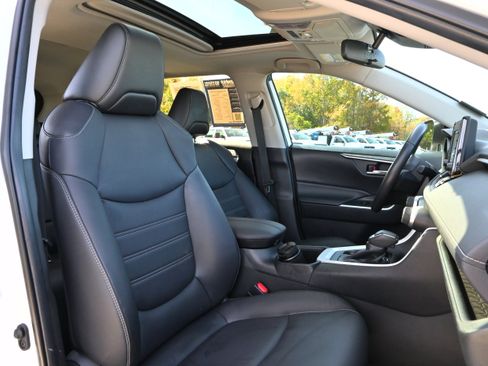 Used 2022 Toyota RAV4 XLE Premium image 9