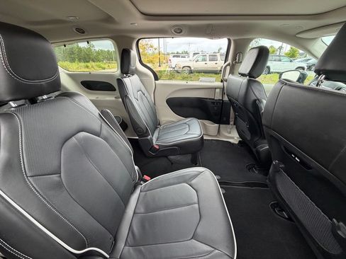 Used 2024 Chrysler Pacifica Limited FWD image 52