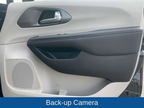 Certified 2023 Chrysler Pacifica Touring-L image 16