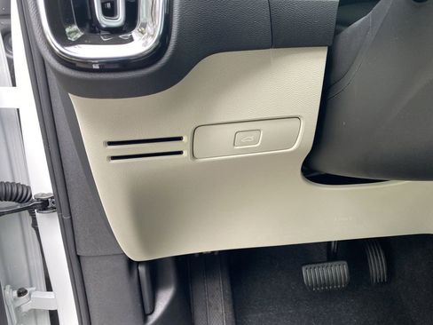 Used 2023 Volvo XC40 B5 Plus w/ Driver Assist Package AWD/4WD image 17