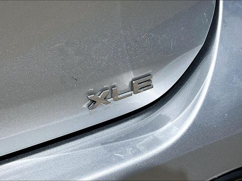 Used 2023 Toyota Highlander XLE AWD/4WD image 10
