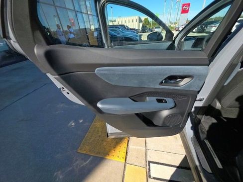 Used 2023 Nissan Ariya image 24