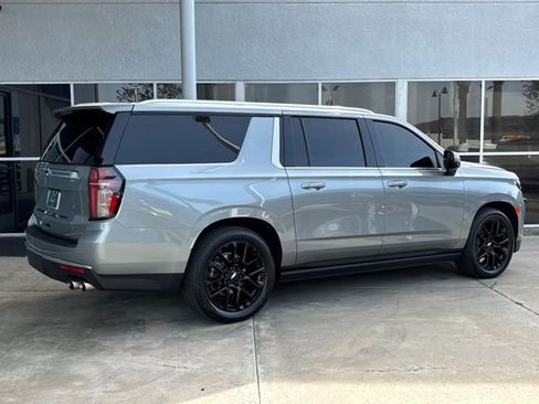 Used 2023 Chevrolet Suburban High Country image 3