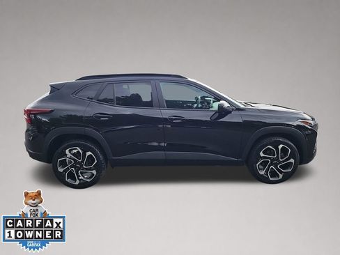 Used 2024 Chevrolet Trax RS w/ Sunroof Package FWD image 3