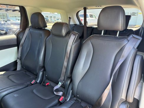 Certified 2022 Kia Carnival LX FWD image 10