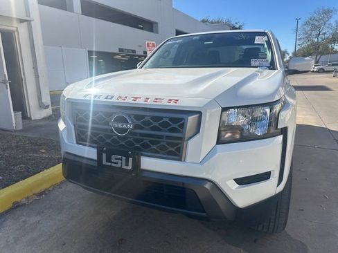 Used 2022 Nissan Frontier SV image 3
