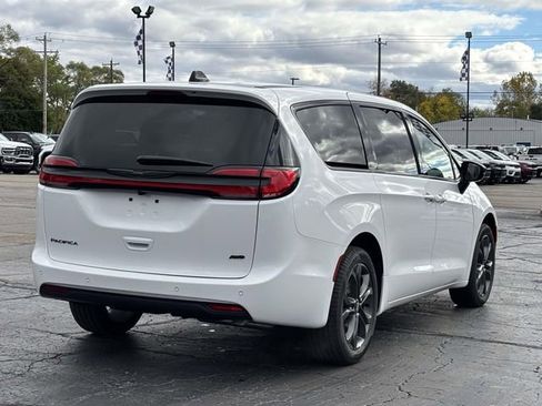 New 2026 Chrysler Pacifica Select image 32