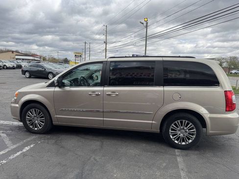 Used 2014 Chrysler Town & Country Touring-L image 3