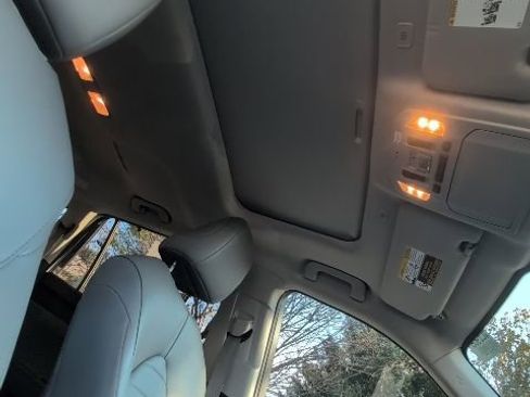 Used 2023 Toyota Highlander XLE image 27