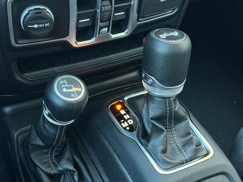 Used 2025 Jeep Wrangler Unlimited Sahara AWD/4WD image 24
