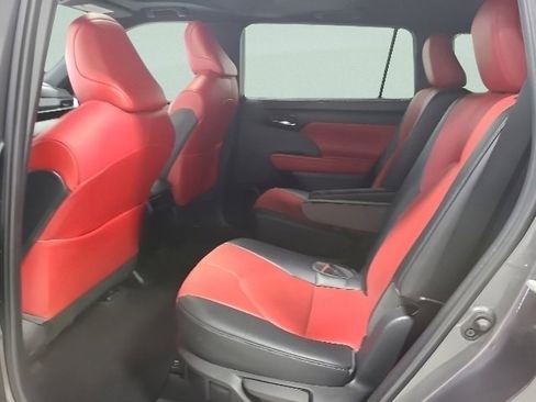 Used 2023 Toyota Highlander XSE AWD/4WD image 18