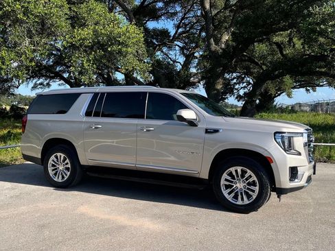 Used 2023 GMC Yukon XL SLT RWD image 3