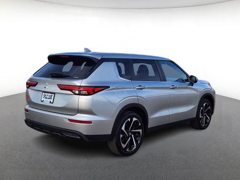 Used 2022 Mitsubishi Outlander ES image 3