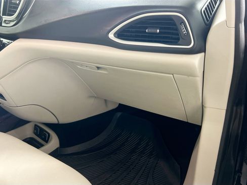 Used 2020 Chrysler Pacifica Touring-L w/ Premium Audio Group image 35