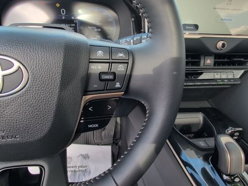 Used 2025 Toyota Crown Signia w/ Advanced Technology Package image 27