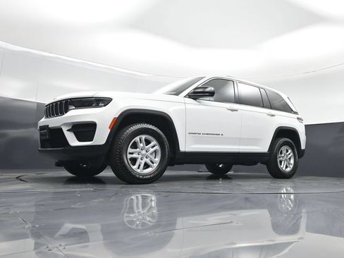 Used 2025 Jeep Grand Cherokee Laredo w/ Luxury Tech Group I AWD/4WD image 38