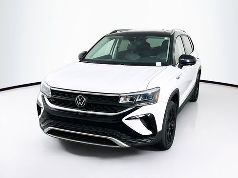 Used 2023 Volkswagen Taos SE w/ Panoramic Sunroof Package image 3