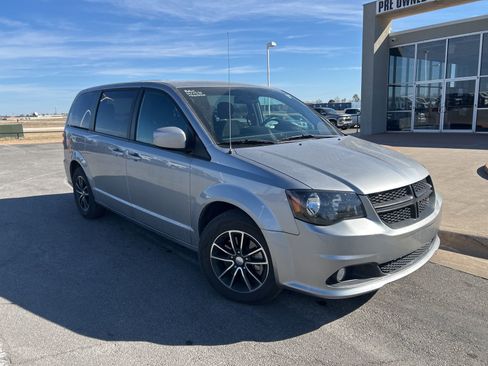 Used 2019 Dodge Grand Caravan SE image 3