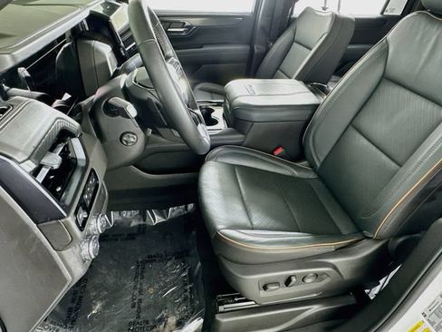 Used 2025 GMC Yukon XL AT4 AWD/4WD image 9