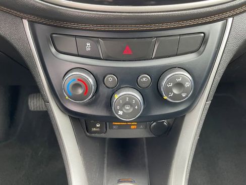 Used 2020 Chevrolet Trax LT w/ Driver Confidence Package FWD image 23