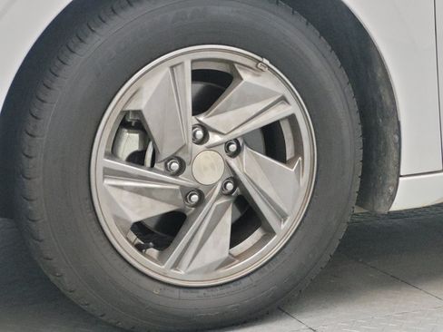 Used 2025 Hyundai Elantra SE FWD image 31