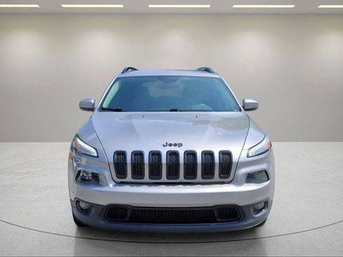 Used 2018 Jeep Cherokee Latitude w/ Altitude Package FWD image 8