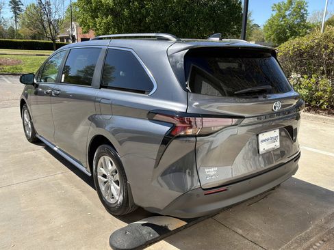 Used 2025 Toyota Sienna XLE image 9