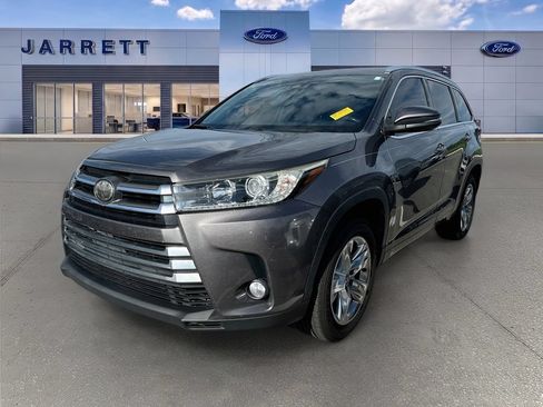 Used 2018 Toyota Highlander Limited FWD image 2