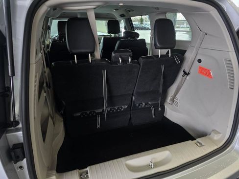 Used 2024 Chrysler Pacifica Touring-L image 16