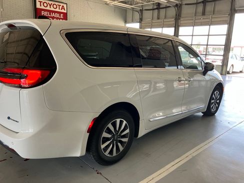 Used 2023 Chrysler Pacifica Limited FWD image 4