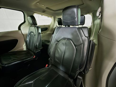 Used 2018 Chrysler Pacifica Limited image 25