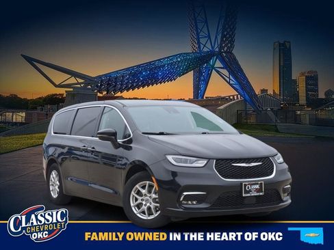 Used 2023 Chrysler Pacifica Touring-L FWD image 1