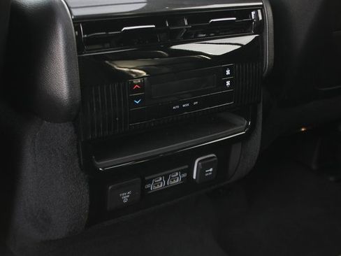 Used 2024 Jeep Wagoneer 4WD w/ Premium Group I image 27