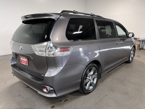 Used 2015 Toyota Sienna SE image 3