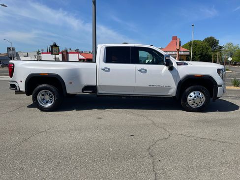 Used 2025 GMC Sierra 3500 Denali w/ Denali Reserve Package AWD/4WD image 4