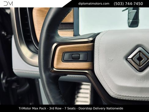 Used 2025 Rivian R1S Premium image 34